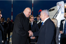 Crosetto: "Netanyahu ha perso ragione e umanità". Conte: "Le chiacchiere stanno a zero. Bloccate accordi e armi e adottate sanzioni"