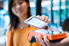 Un futuro cashless in Italia? Come cambia la vita quotidiana tra micropagamenti e identità digitale