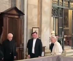 Papa Leone a sorpresa, con una rosa, sulla tomba di Francesco