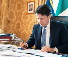 Italia rossa per 10 giorni, ecco le regole di Conte per le feste di Natale. E subito sostegni per bar e ristoranti