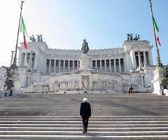 Mattarella solo all'Altare della Patria, in una Roma attonita scossa solo dal trombettiere del silenzio