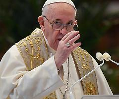 Papa Francesco migliora, ma il percorso di recupero è ancora lungo e impegnativo