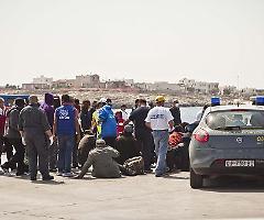 Centinaia di sbarchi in Sicilia, migranti ricercati per controlli Covid