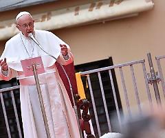 Scontro nel Governo sulla regolarizzazione dei braccianti irregolari, il Papa sta con la Bellanova