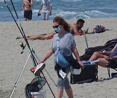 Distanza minima di 5 metri tra gli ombrelloni e percorsi differenziati, così si potrà andare in spiaggia