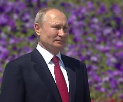 Se vuoi incontrare Putin, devi passare per la sua doccia disinfettante