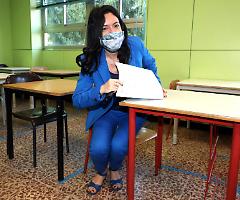 Orari scaglionati e più didattica a distanza, ma la scuola resta aperta