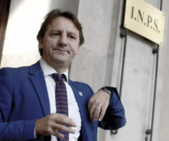 Al presidente 5 Stelle dell'Inps Tridico i ministri Catalfo e Gualtieri raddoppiano lo stipendio a 150mila euro l'anno: con effetto retroattivo