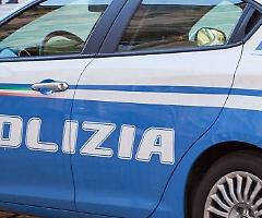 Scontro a fuoco con la Polizia a Napoli, muore rapinatore di 17 anni. Il 18enne arrestato è il figlio di "Genny la carogna"