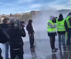 Idranti e lacrimogeni della Polizia a Trieste contro i lavoratori che contestano pacificamente il green pass