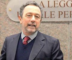 Vaccini, il presidente dei penalisti Caiazza: «Perché a magistrati e cancellieri si e agli avvocati no?»