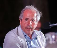 Richiamo vaccino AstraZeneca con altri sieri, Crisanti: «Non ci sono dati per dire che è sicuro»