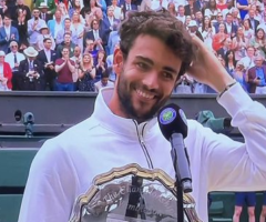 Berrettini a testa alta contro  Djokovic a Wimbledon «È stato un lungo viaggio. Non è la fine, ma un nuovo inizio»