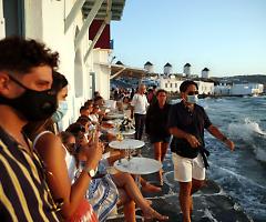 Covid, si corre ai ripari: coprifuoco a Mykonos, viaggi limitati in Inghilterra e Francia