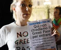 In migliaia nelle piazze italiane contro il green pass di Draghi