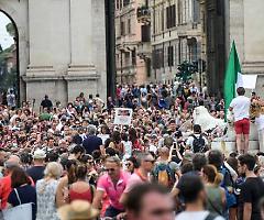 Bene le denunce per assembramenti no green pass, non ricordiamo provvedimenti per i tifosi degli Europei che fanno schizzare i contagi