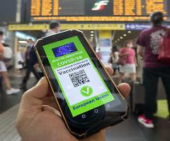 I "No green pass" danno battaglia contro l'obbligo sui treni: protesta in 55 stazioni