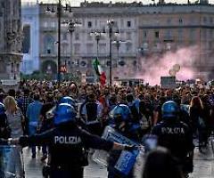 A Milano in 10 mila contro il green pass di Draghi: cariche dalla Polizia