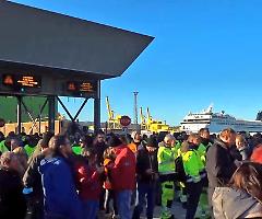 Green pass, la protesta dei portuali al varco 4 di Trieste continua: Puzzer si dimette