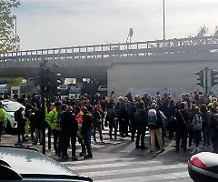 Il corteo dei manifestanti contro il green pass invade il centro di Trieste, Puzzer: «Vediamo se hanno il coraggio di caricarci anche qui»
