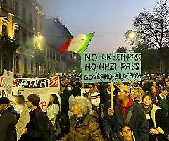 L'onda dell'indignazione contro il green pass attraversa l'Italia