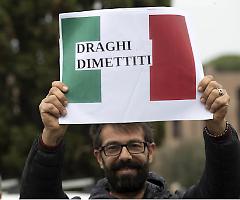 Roma insorge con due proteste contro il green pass di Draghi, fischi anche per Lamorgese