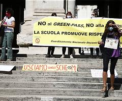 Il Consiglio di Stato respinge i ricorsi dei docenti contro il green pass: «Non è discriminante»