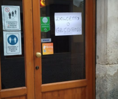 "Dolcetto o green pass": la singolare protesta di una rinomata pizzeria abruzzese di Sulmona contro il certificato verde
