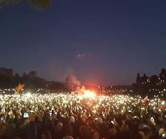 La protesta no green pass "incendia" il Circo Massimo: in 4mila a Roma contro il governo Draghi. Tensioni a Milano