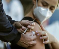 Vaccini, farmacisti contro barbieri e parrucchieri: "dobbiamo farli noi"
