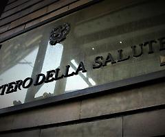 Dalla vigile attesa alla fuga: a domanda di Grimaldi sulle cure domiciliari il sottosegretario Costa lascia la platea