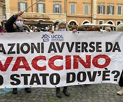 Reazioni avverse al vaccino, i danneggiati sotto gli uffici di Speranza: «Lo Stato è assente»