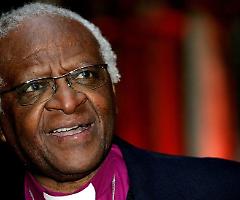 Addio a Desmond Tutu, l'arcivescovo eroe della lotta non violenta contro l'apartheid