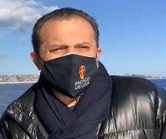 La battaglia del sindaco di Messina accampato sul molo contro il green pass simbolo del «sequestro di Stato» delle isole italiane