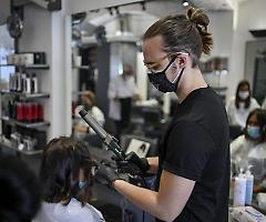 Lo shampoo del green pass di Draghi per i parrucchieri spinge al lavoro nero: «Mi hanno proposto soldi in più per andare a casa»