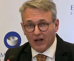 Draghi e Speranza da una parte, l'Ema (agenzia europea medicinali) dall'altra: "Prove insufficienti per il secondo richiamo del vaccino"