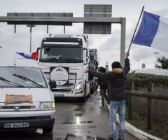 300 veicoli del "Convoglio della libertà" marciano su Bruxelles: «Ci stanno rubando la libertà poco alla volta, in modo insidioso»