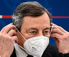 «Un abbraccio, non green pass» ai profughi ucraini (giusto), un calcio nel sedere agli italiani obbligati. Mollicone: «Draghi si copre di ridicolo»
