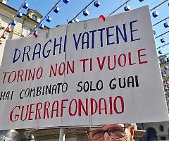 Clamorosa protesta contro Draghi a Torino con lancio di bottiglie di vetro e petardi di grosse dimensioni