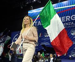 Giorgia Meloni indica agli alleati la rotta per il governo dell'Italia: «Voi surfisti, noi navigatori»