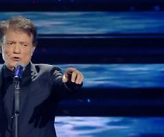 Solo tanta paura e una costola rotta per Massimo Ranieri caduto al "Diana" di Napoli