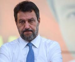 Salvini contro la BCE: «Vogliono svenderci come la Grecia». Matteo, ci stai al governo con chi ha svenduto la Grecia