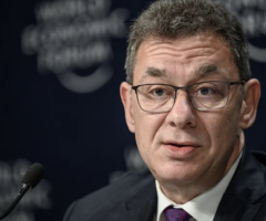 La burla del Covid per Bourla, numero uno di Pfizer: contagiato con 4 dosi di vaccino