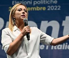 400 giornalisti da tutto il mondo per la notte elettorale con Meloni nell'albergo che fu il quartier generale della gloria dei 5 Stelle 