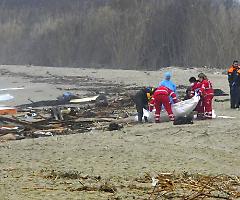 Salgono a 43 i morti del naufragio di migranti vicino Crotone: più di 120 sul barcone