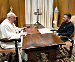 Zelensky detta le condizioni a Meloni, Mattarella e al Papa: «Non abbiamo bisogno di mediatori, nessun dialogo con la Russia» per la pace