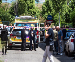 Roma, femminicidio: poliziotta uccisa a colpi di pistola nell'androne di casa. L'assassino, un collega, si è tolto la vita poco dopo