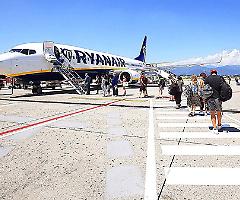 Decreto sui voli per Sicilia e Sardegna, Ryanair gela il Governo: «Ridicolo e illegale»