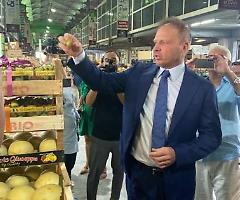 La propaganda di Lollobrigida per i prezzi alti favorisce l'Albania dove il turismo costa il 248% in meno
