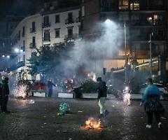 Capodanno da guerriglia urbana in Italia: una donna morta ad Afragola, aumentanon anche i feriti: sono 274